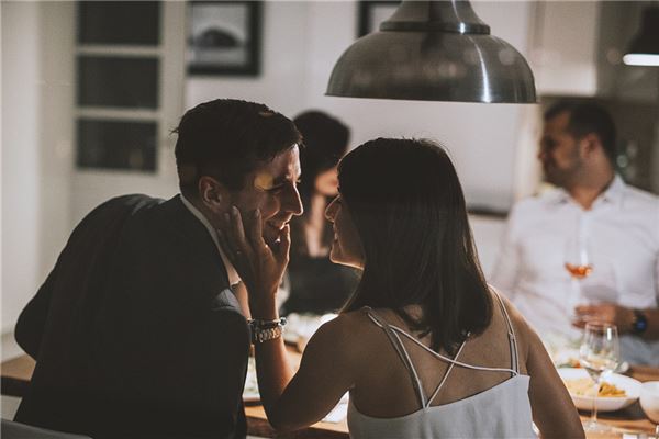 女人遇到正缘的预兆 身边的人莫名友好