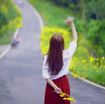 属牛女生喜欢一个人的表现，她会很害羞