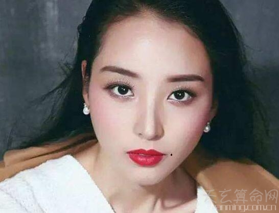 左嘴角上方有痣的女人面相能聚财 但要注意自己的人际关系