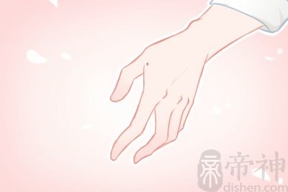 四条掌纹的女人手相 手掌厚实圆润为富贵的象征